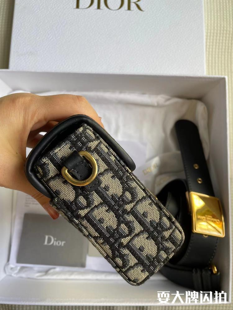 Dior迪奥 全新大全套老花蒙田mini box盒子包 Dior全新大全套老花蒙田mini box盒子包，经典小巧时尚的包型，五金的质感也超棒，复古时尚包型手拿凹造型都很好看，22年购入有票